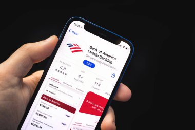 Kharkov, Ukrayna - 4 Haziran 2021: Bank of America uygulaması, adam cep telefonu uygulamasını ekranda tutuyor