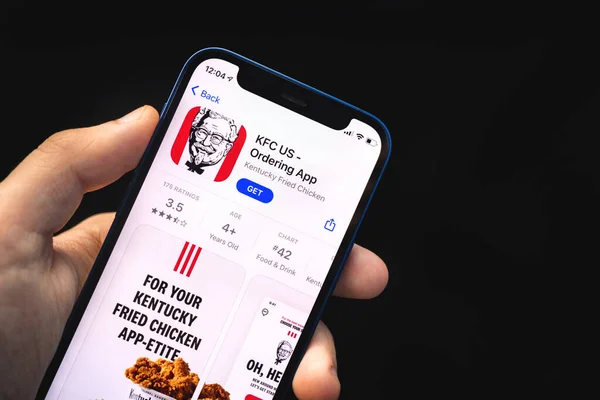 Charkov, Ukrajina - 4. června 2021: Aplikace KFC, muž drží mobilní telefon s aplikací na obrazovce — Stock fotografie