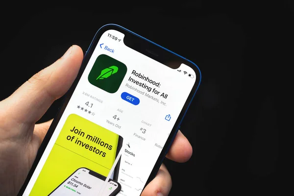 Kharkov, Ukrayna - 4 Haziran 2021: Tüm Buhar uygulamaları için Robinhood yatırımları, insan cep telefonunu ekranda uygulamalı tutuyor