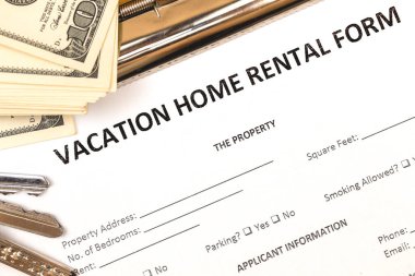 İpotek ve kiralık konut başvuru formu. Tatil konsepti. Ev anahtarları, para, üst görünüm 