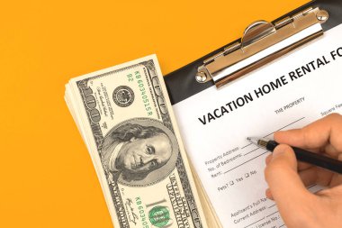 Tatil için kiralık konut başvuru formu dolduran adam, üst görünüm