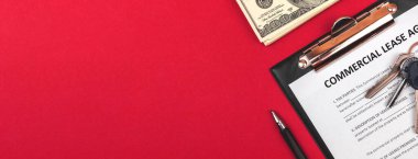 Ticari kiralama formu. Resmi başvuru formlu pano. İçinde para ve ev anahtarları olan bir masa. Kopya alanı olan kırmızı arkaplan fotoğraf pankartı