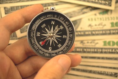 Pusula ile dolar oranını tahmin eden bir adam, Amerikan para birimi döviz kuru kavramı kavramı 