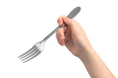 Kadın eli çelik çatal kullanıyor, beyaz arka planda izole edilmiş. 