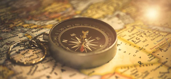 Old Traveler Compass Vintage World Map Banner Exploration Concept Background — Stock fotografie