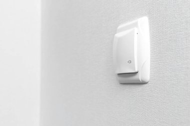Kapalı elektrik prizi modern iç mekanda duvara monte edildi, boşluğu kopyala 