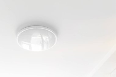 Modern beyaz avize. Parlak ev yapımı. İçi beyaz renkli.