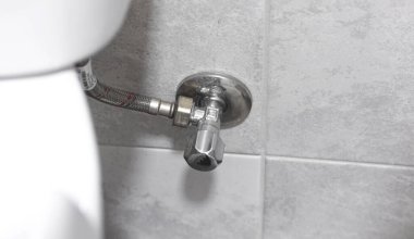 Tuvalet boruları yakın plan, tuvalet için tesisat konsepti.