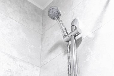 Modern banyoda sağanak yağmur, modern iç mekan tasarım fotoğrafı parlak beyaz renklerde.