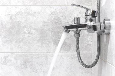 Modern banyo, daire ve fotokopi alanlarında su musluğu çalışıyor. 