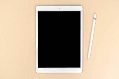 Tablet ve stili bej çalışma alanı, boş siyah ekran ofis modeli, üst görünüm ve boşluk kopyala 