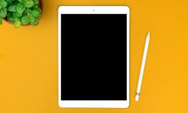 Tablet ve stylus kalem ile sarı masaüstünde üst görünüm çalışma alanı, boşluk kopyala 