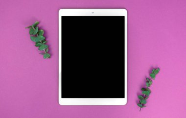 Dijital tablet pc ile ofis masası çalışma alanı arka planı, tablet ekrandaki mevcut reklam ürünü için üst görünüm, boşluk kopyala 