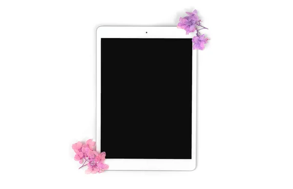 Digitale Tablet Creatieve Kunst Mockup Sjabloon Met Bloemen Gedroogd Bloemen — Stockfoto