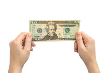 20 dolarlık banknot ellerinde. Beyaz bir arka planda izole edilmiş. Amerika 'nın parasını elinde tutan kadın. Yakın plan.