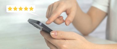 Müşteri değerlendirme pankartı, iyi değerlendirme konsepti, beş yıldızlı geri bildirim simgesi, kadın eli cep telefonu.