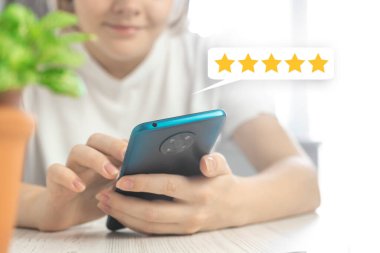 Müşteri hizmetleri değerlendirme konsepti, cep telefonu ve geri bildirim simgesi olan kadın eli, servisi gözden geçirin 