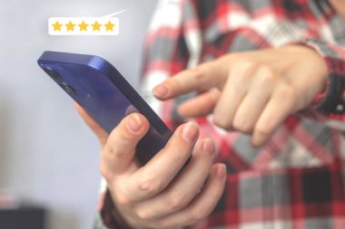 Müşteri hizmeti derecelendirme konsepti, kadının el ele tutuşması akıllı telefon ve beş yıldızlı ekrana basın, hizmet için en iyi puan, iş geçmişi 