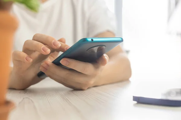 Hipster Mensagem Texto Smartphone Tecnologia Menina Está Usando Telefone Celular — Fotografia de Stock