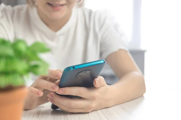 Lachende Jonge Vrouw Gebruik Smartphone Levensstijl Vrije Tijd Surfen Internet — Stockfoto