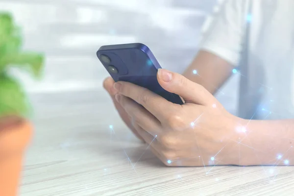 Concepto Tecnología Moderna Mujer Sosteniendo Teléfono Inteligente Con Marco Alambre — Foto de Stock