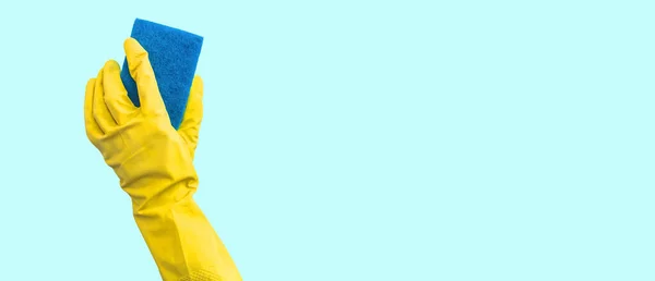 Mão Uma Luva Borracha Amarela Com Uma Esponja Limpeza Isolada — Fotografia de Stock