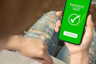 Çevrimiçi ödeme kavramı, gönderilen ödeme ekranı, akıllı telefonu dava eden kadın ve online bankacılık uygulaması, e-ticaret kavramı 