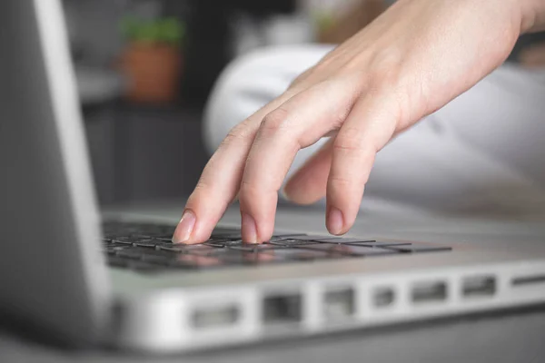 在家用手提电脑键盘打字 在家里使用笔记本电脑 在线学习 网络营销 自由职业背景的女商人 — 图库照片