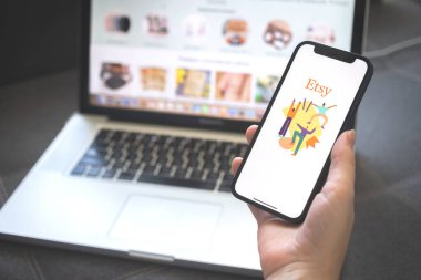 Kharkov, Ukrayna - 12 Ağustos 2021: Etsy uygulaması. Akıllı telefonu etsy sat ya da satın al uygulaması olan bir kadın. Marka logosu 