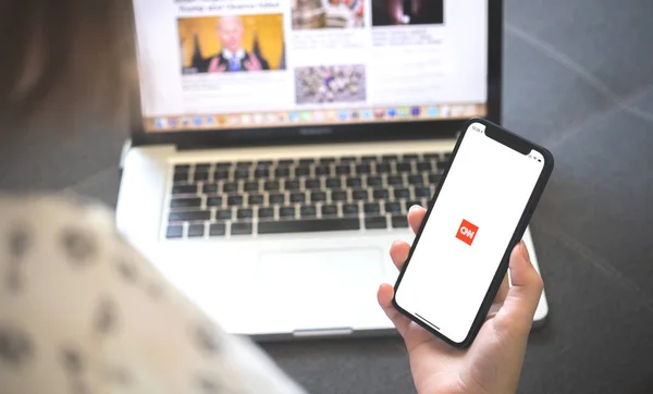 Kharkov Ucrânia Agosto 2021 Aplicativo Notícias Cnn Mulher Usando Smartphone — Fotografia de Stock