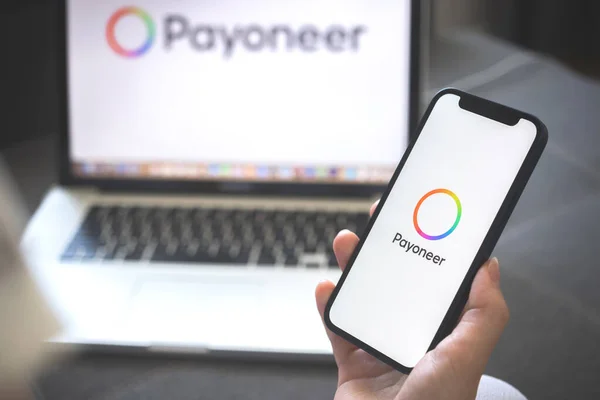 ハリコフ ウクライナ 8月12 2021 新しいPayoneerアプリ 支払いアプリでスマートフォンを使用している女性 ブランドロゴ — ストック写真
