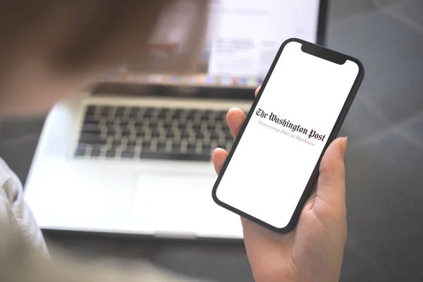 ハリコフ ウクライナ 2021年8月12日 ワシントン ポストのニュースアプリ ワシントンのポストアプリケーションでスマートフォンを使用して女性 ブランドロゴ — ストック写真