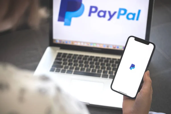 ハリコフ ウクライナ 2021年8月12日 Paypalアプリ 支払い銀行のアプリケーションでスマートフォンを使用している女性 ブランドロゴ — ストック写真