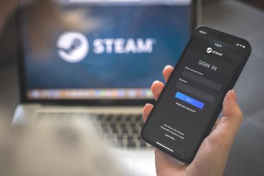 Kharkov, Ukrayna - 12 Ağustos 2021: Buhar uygulaması. Buhar uygulamalı akıllı telefon kullanan bir kadın. Marka logosu