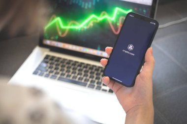 Kharkov, Ukrayna - 12 Ağustos 2021: Crypto.com uygulaması. Şifreleme uygulaması olan akıllı telefon kullanan bir kadın. Marka logosu 