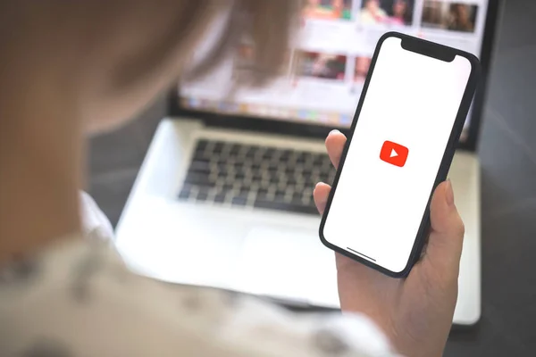 Charków Ukraina Sierpnia 2021 Aplikacja Youtube Kobieta Korzystająca Smartfona Aplikacją — Zdjęcie stockowe