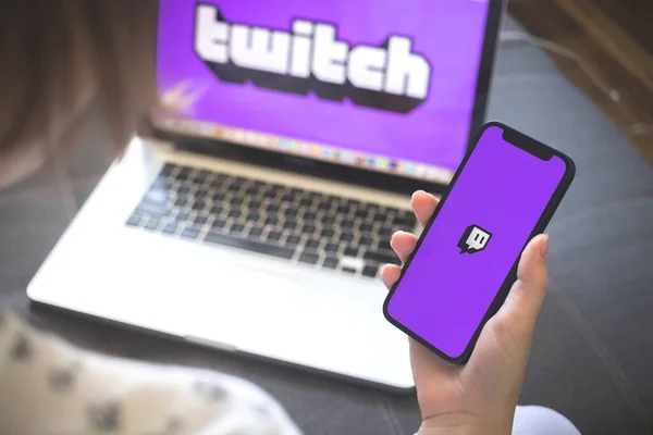 Kharkov Ucrânia Agosto 2021 Twitch App Mulher Usando Smartphone Com — Fotografia de Stock