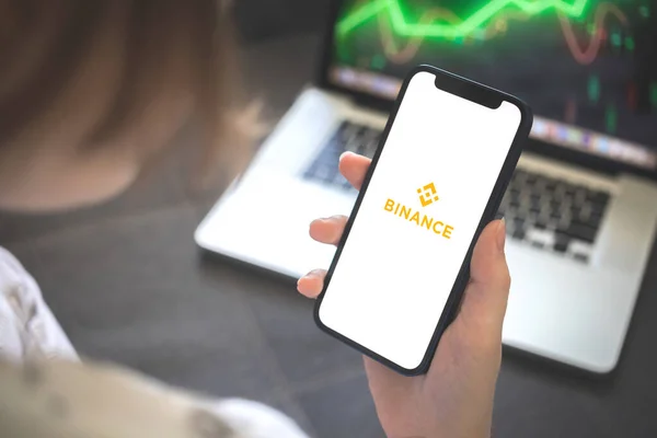 Харьков Украина Августа 2021 Года Приложение Binance Женщина Использует Смартфон — стоковое фото