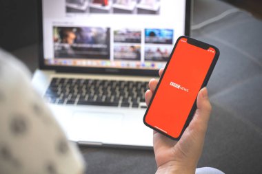 Kharkov, Ukrayna - 12 Ağustos 2021: BBC haber uygulaması. BBC uygulaması olan akıllı telefon kullanan bir kadın. Marka logosu 