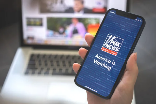 Charkov Ukrajina Srpna 2021 Amerika Fox News App Žena Používající — Stock fotografie