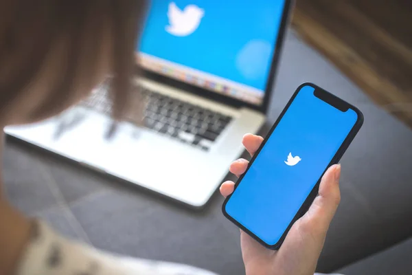 Харків Україна Серпня 2021 Додаток Twitter Жінка Користується Смартфоном Твіттером — стокове фото