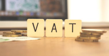 Avrupa finans vergilendirme konsepti afişi. Masaüstünde dizüstü bilgisayarlı KDV metin ve sikkeler, iş