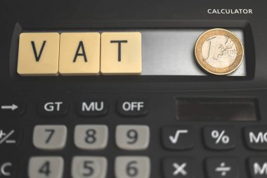 Ek vergi KDV, finans ve ekonomik işletme yönetimi geçmişi. Tahta küp bloğunda hesap makinesi ve KDV metni