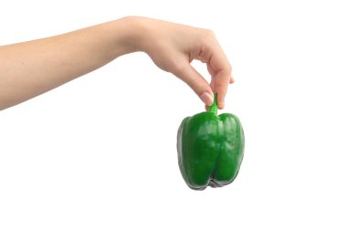 Elinde yeşil biber olan el beyaz arka planda izole edilmiş.