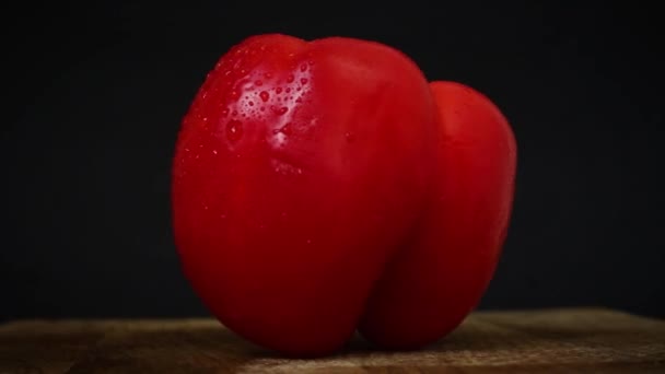 Söt Paprika Svart Bakgrund Ekologisk Grönsak Video — Stockvideo