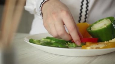 Taze ve sağlıklı salata, tatlı dolmalık biber, şef salata konseptini hazırlıyor.