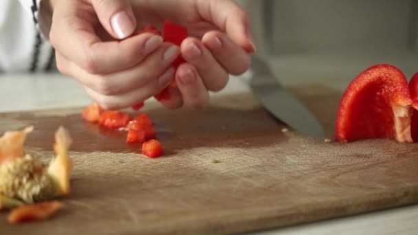 셰프는 샐러드에 조각을 섞는다 슬라이스와 절단보드 가까이 동영상 — 비디오