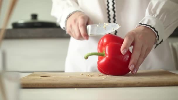 Крупный План Нарезки Красного Сладкого Перца Кухонным Ножом Разделочной Доске — стоковое видео