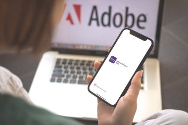 Kharkov, Ukrayna - 23 Ağustos 2021: Adobe Rush uygulamasını kullanan kadın, yakın plan fotoğraf