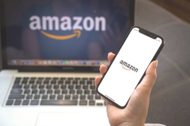 Kharkov, Ukrayna - 23 Ağustos 2021: Amazon logosu cep telefonu ekranında. Amazon başvuru fotoğrafı kullanan kadın